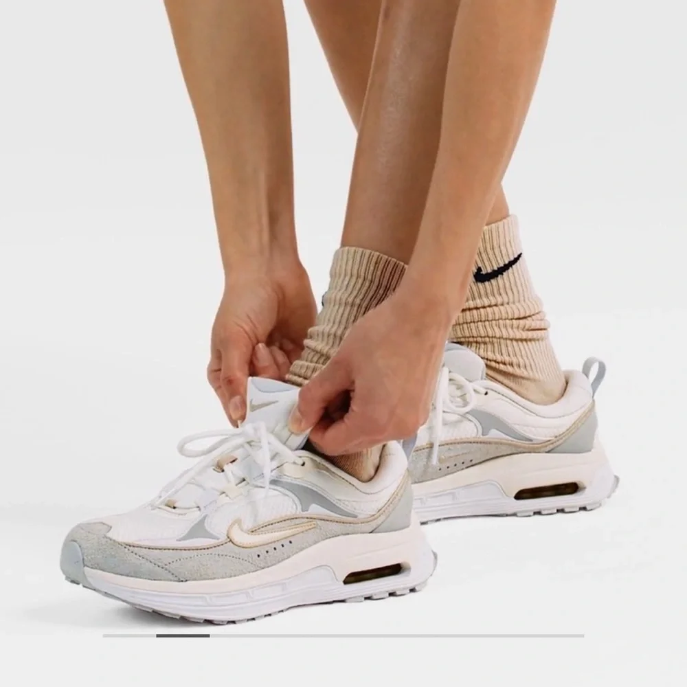 NWT * Nike Air Max Bliss LX Size 6 - Summit White, Phantom Dust, Sandrift, Sail - Picture 4 of 12